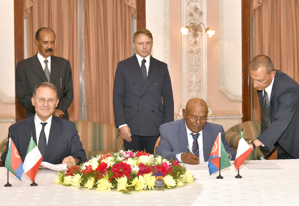 Mr. Nesredin Mohamed and Edmondo Cirielli sign Eritrea-Italy cooperation agreement.