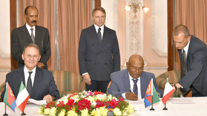 Mr. Nesredin Mohamed and Edmondo Cirielli sign Eritrea-Italy cooperation agreement.